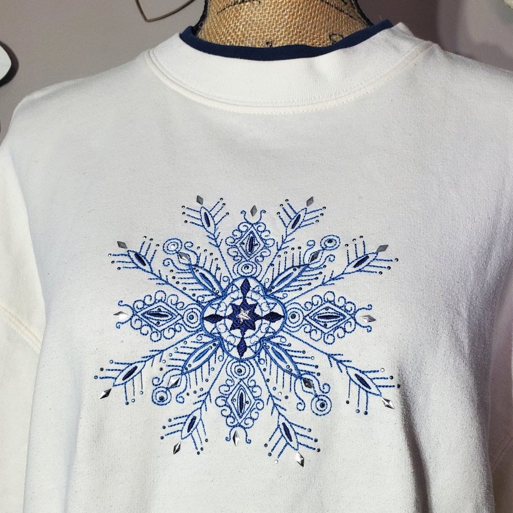 Vintage M&C Sportswear XL Embroidered Snowflake Winter Christmas Crew Sweatshirt